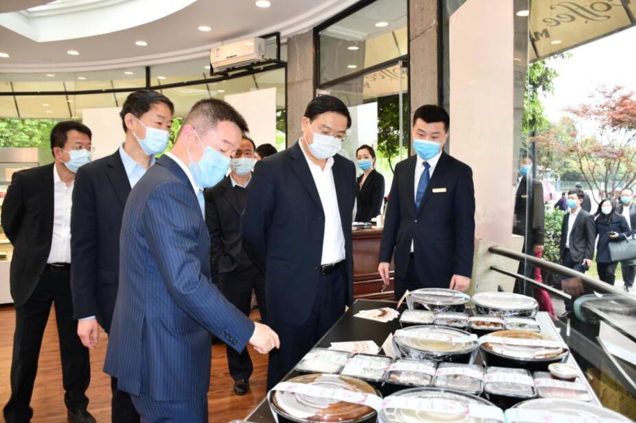 2020410181722511 王凤朝副省长赴省尊龙集团官网集团调研 疫情防控、出产经营和鼎新发展工作