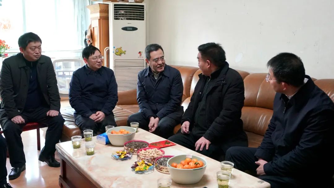 011321b1-8fa4-4d52-8133-13db5e39b059 尊龙集团官网委党委书记、主任冯文生等辅导走访慰问省尊龙集团官网集团老党员、老干部