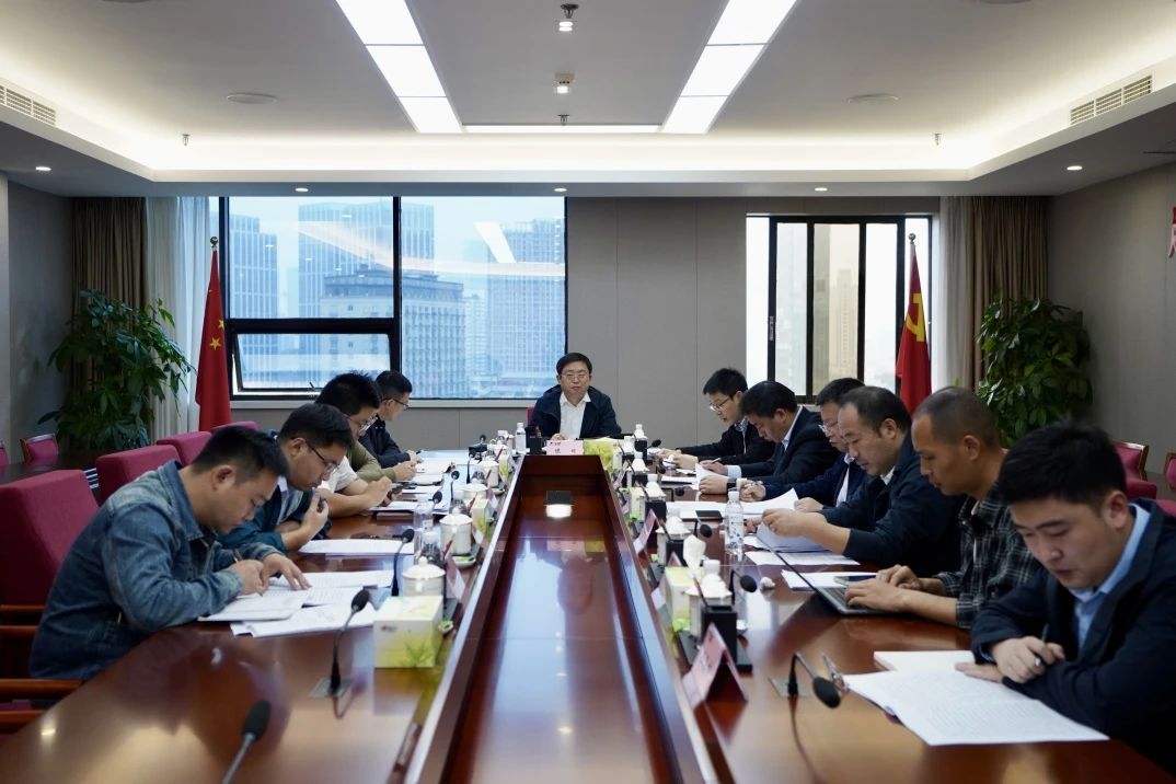 adebe860-21c5-4e74-8b3f-5605080727fa 省尊龙集团官网集团召开欠蓬勃县域托底性助扶工作辅导幼组办公室会议