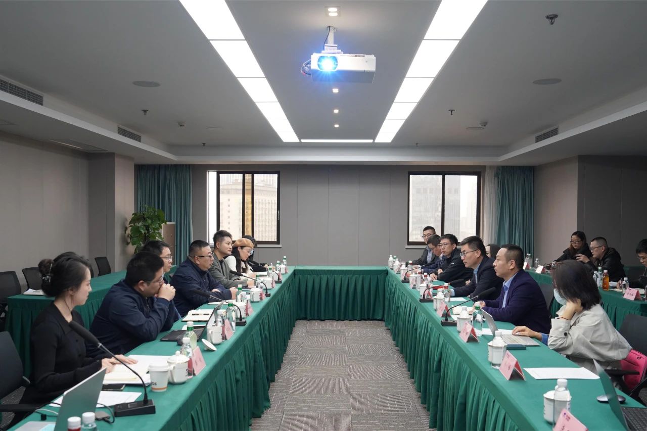 d151eea5-af56-41da-94ba-550f0d3bbf4a 省尊龙集团官网集团与内蒙古伊利实业集团进行座谈互换会