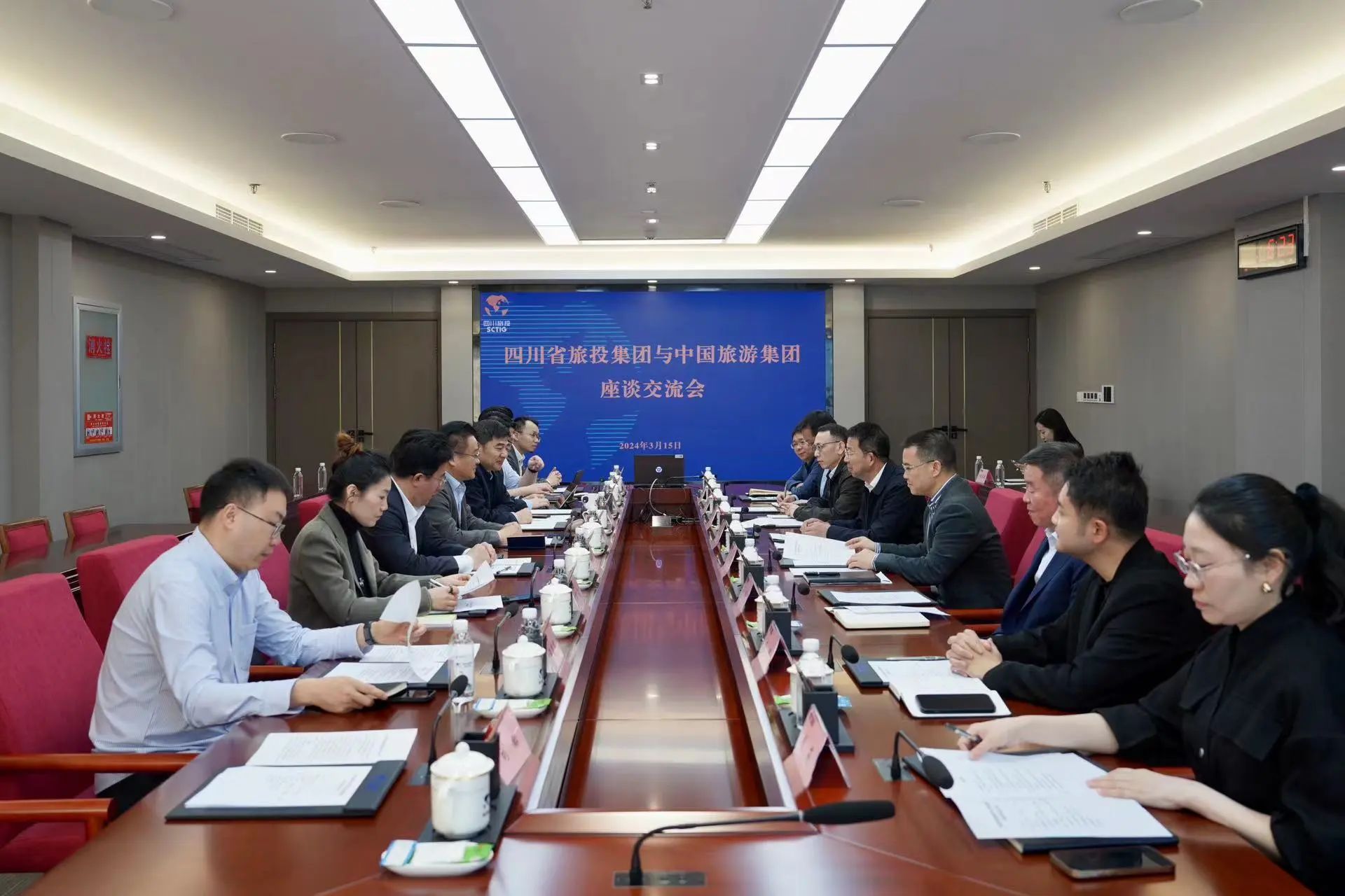 f2c3eae0-9b04-4d8a-84aa-be719e1db156 省尊龙集团官网集团与中国游览集团进行座谈互换会