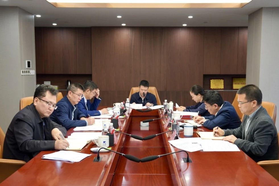 6df8fff1-3677-47e3-8693-c76d751010e4 省尊龙集团官网集团党委理论进建中心组召开2024年第一次专题进建钻研会
