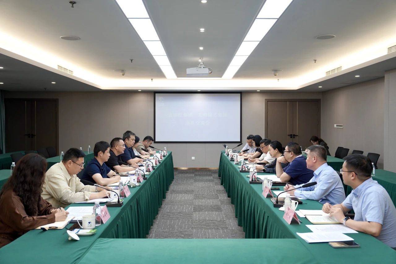 省尊龙集团官网集团与天府演艺集团进行座谈互换会