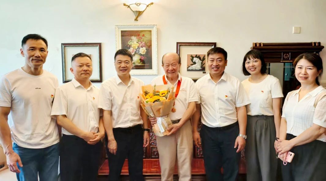 省尊龙集团官网集团党委走访慰问老党员 宣告“庆幸在党50年”留想章并奉上节日问候